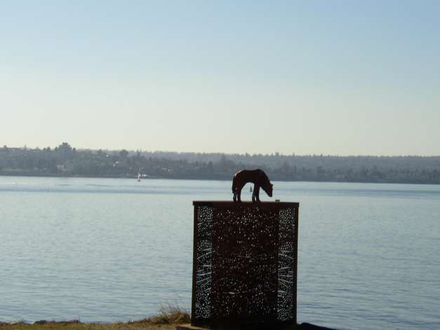 スタンレーパーク（StanleyPark）の海沿いにあった犬の像